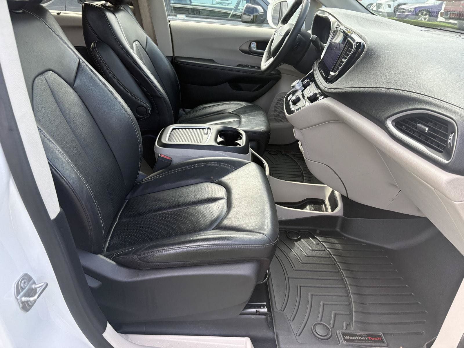 Used 2022 Chrysler Pacifica Touring-L AWD/4WD image 15