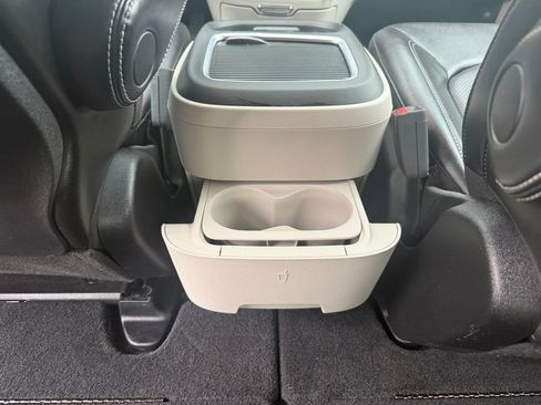 Used 2024 Chrysler Pacifica Touring-L FWD image 28