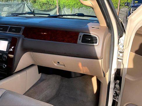 Used 2014 Chevrolet Suburban LTZ image 18