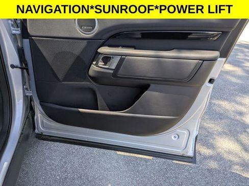 Used 2023 Land Rover Discovery S image 41