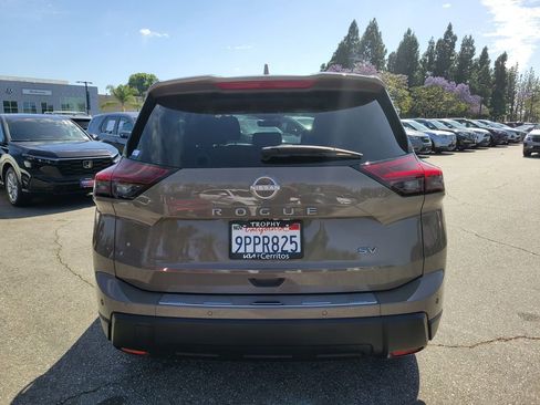 Used 2024 Nissan Rogue SV FWD image 4