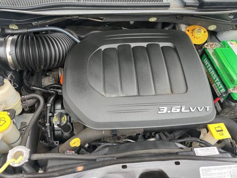 Used 2014 Chrysler Town & Country Touring-L FWD image 33