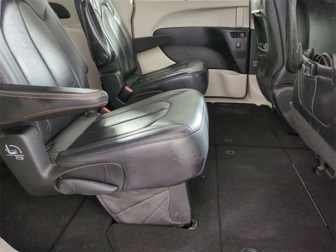 Used 2017 Chrysler Pacifica Touring-L Plus w/ Tire & Wheel Group image 25