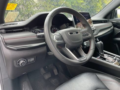 Used 2025 Jeep Compass Trailhawk AWD/4WD image 10