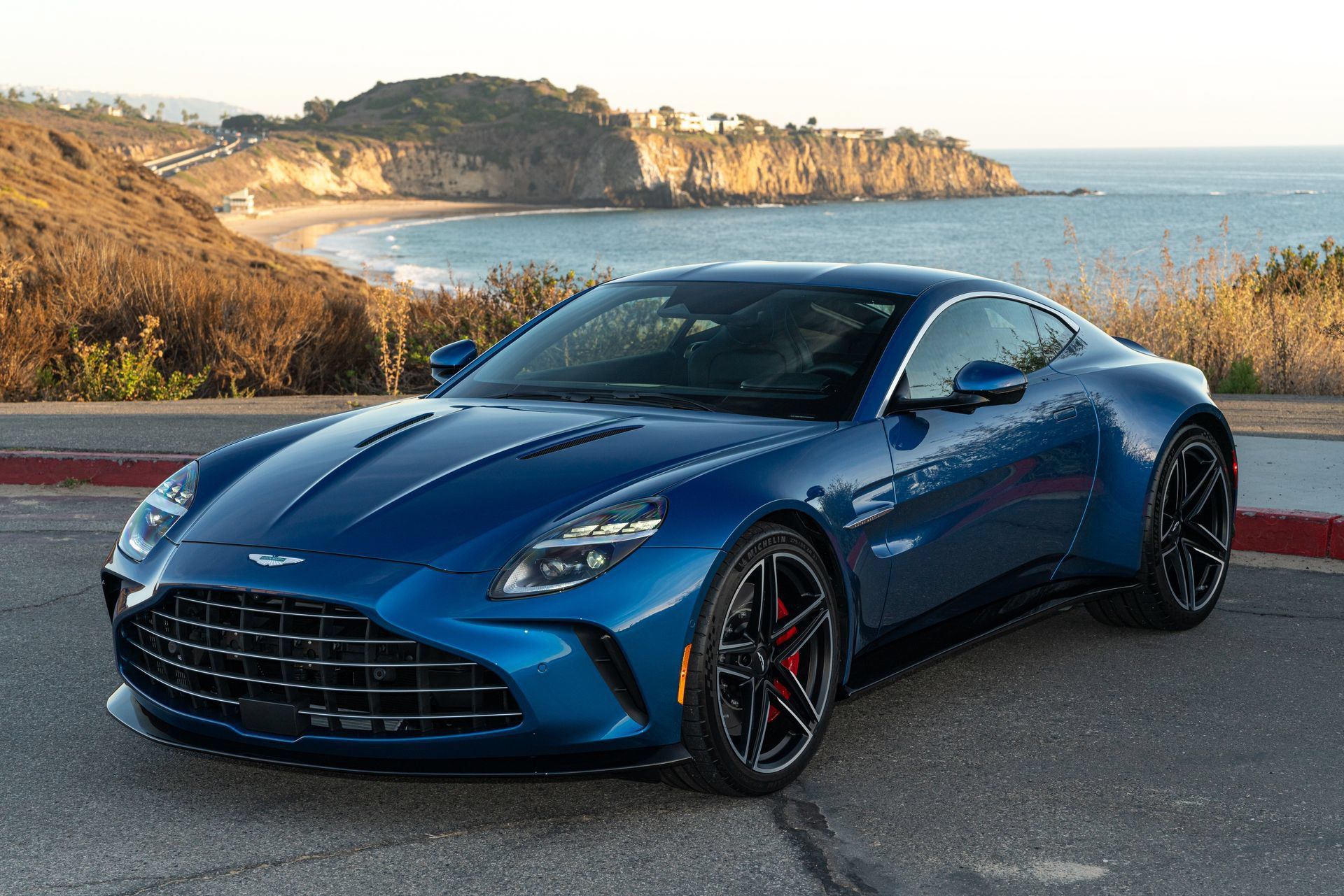 Used 2025 Aston Martin V8 Vantage Coupe RWD image 2