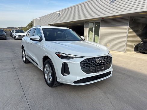 Used 2025 Audi Q5 Premium w/ Convenience Package image 3