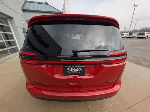 New 2026 Chrysler Pacifica Limited image 10