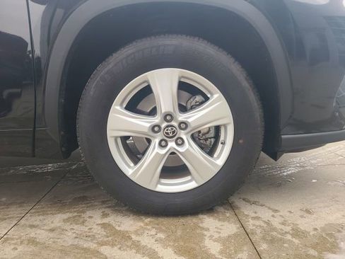 Used 2024 Toyota Highlander LE image 9