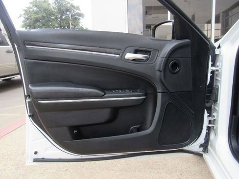 Used 2015 Chrysler 300 Limited image 10