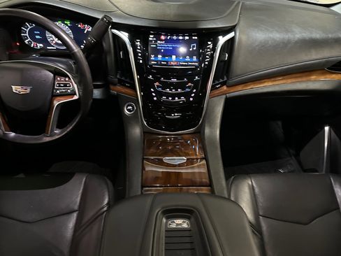 Used 2018 Cadillac Escalade ESV Luxury image 15