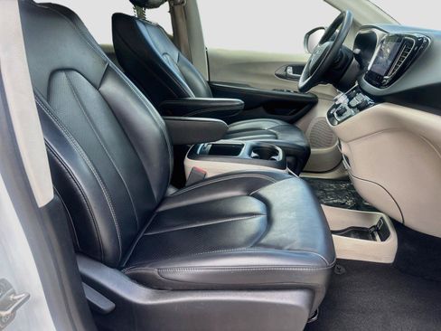 Used 2023 Chrysler Pacifica Touring-L FWD image 25