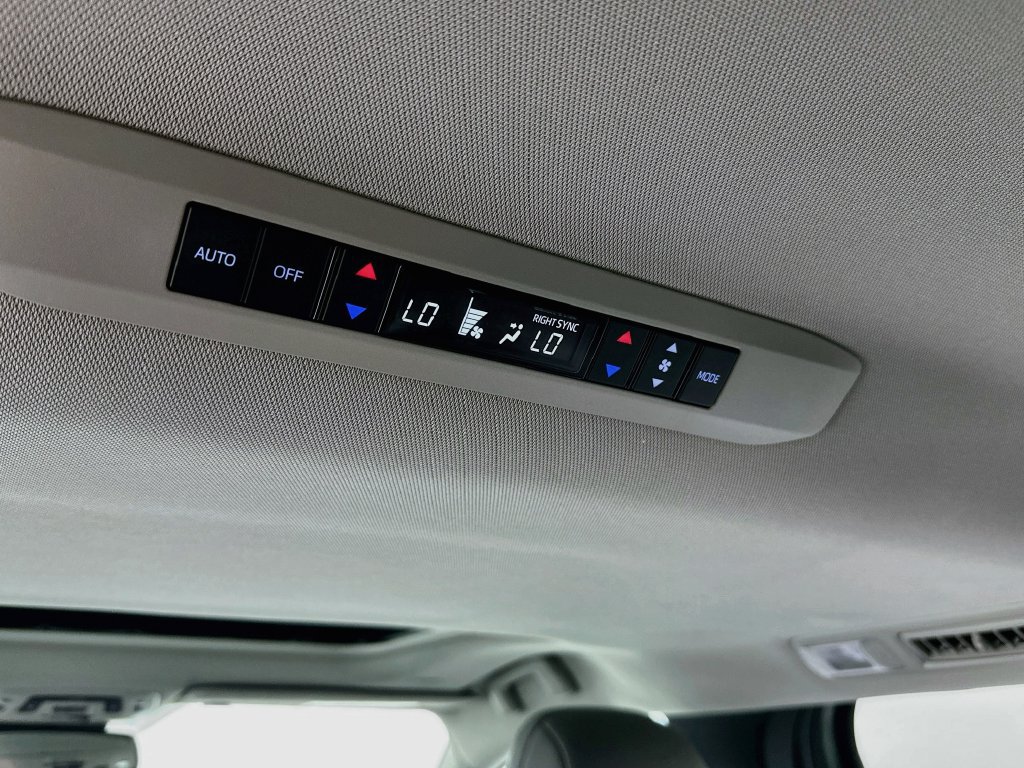Used 2025 Toyota Sienna XLE AWD/4WD image 24