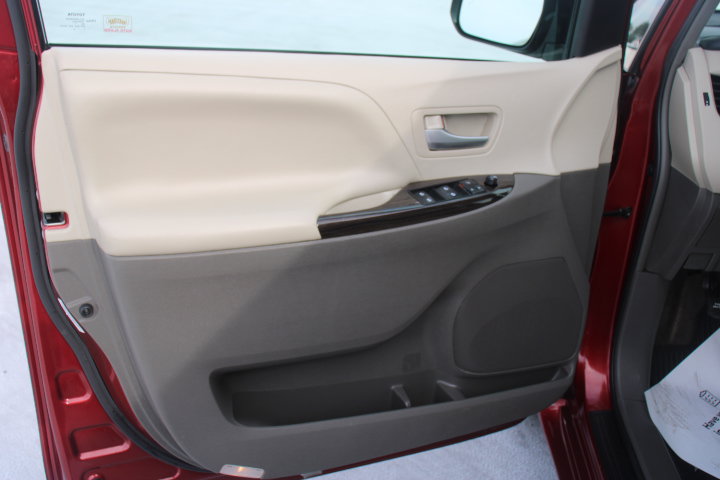 Used 2017 Toyota Sienna XLE Premium FWD image 10