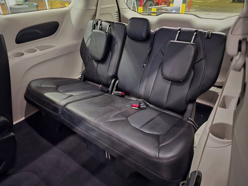 Used 2024 Chrysler Pacifica Touring-L image 29