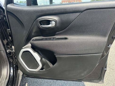 Used 2019 Jeep Renegade Latitude w/ Popular Equipment Group FWD image 21