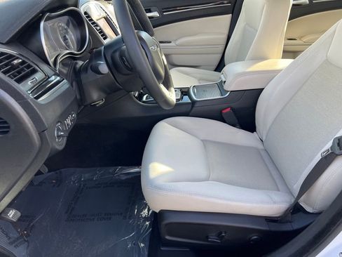 Certified 2023 Chrysler 300 Touring image 21