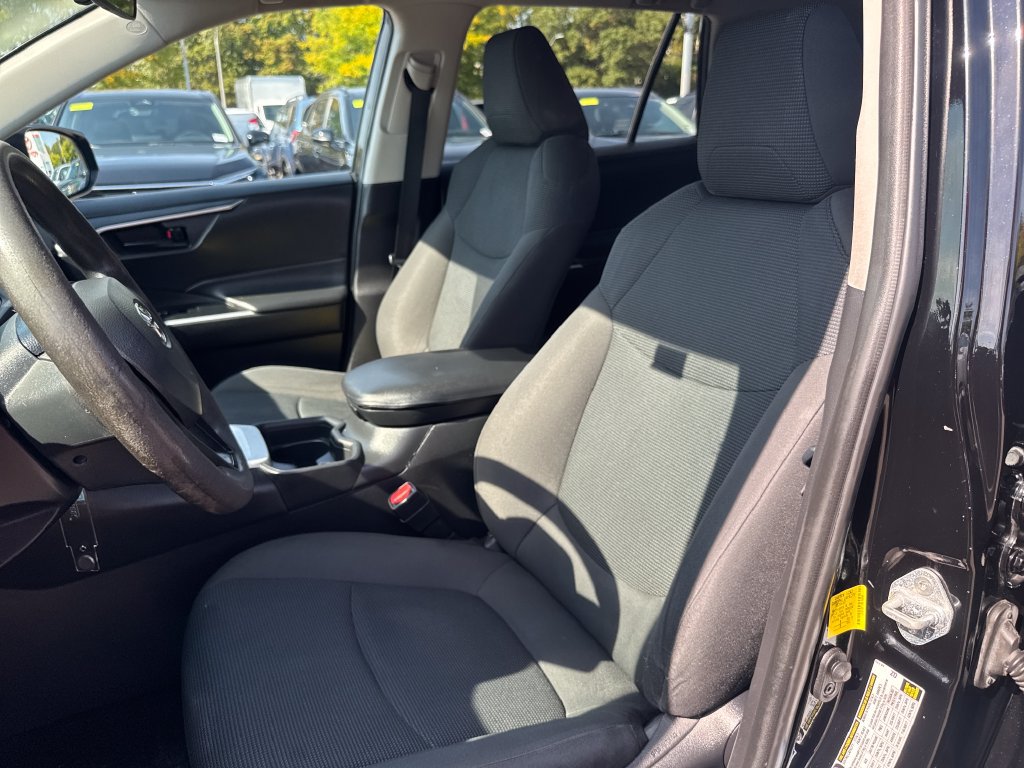 Used 2021 Toyota RAV4 LE AWD/4WD image 15