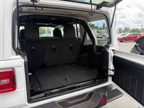 Used 2025 Jeep Wrangler Unlimited Sahara AWD/4WD image 31