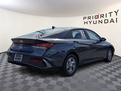 New 2026 Hyundai Elantra SE FWD image 4