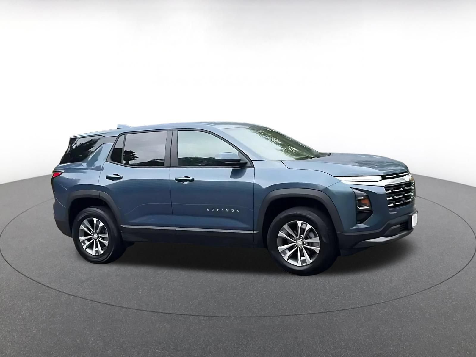 Used 2025 Chevrolet Equinox LT FWD image 2