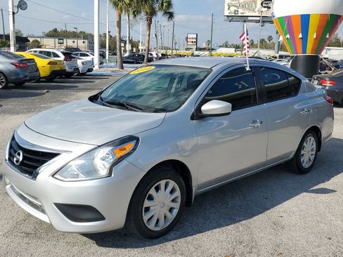 Used 2018 Nissan Versa SV image 3
