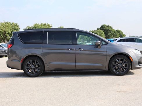 Used 2019 Chrysler Pacifica Touring Plus w/ S Appearance Package FWD image 7