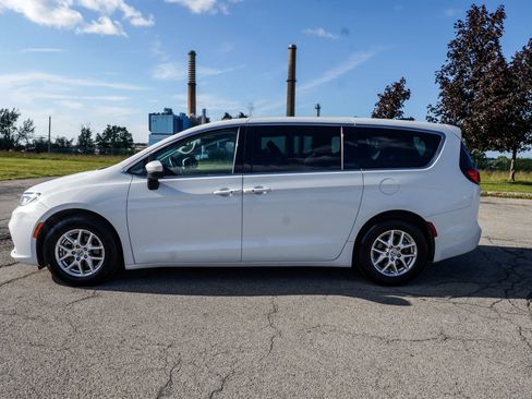 Used 2023 Chrysler Pacifica Touring-L FWD image 3