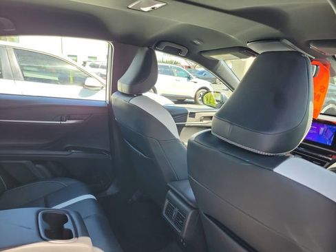 Used 2025 Toyota Camry SE w/ Convenience Package image 30