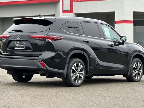 Used 2024 Toyota Highlander XLE image 2