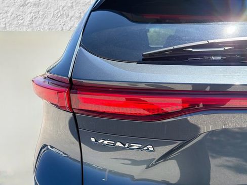 Used 2023 Toyota Venza XLE image 14