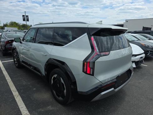 Used 2024 Kia EV9 Land AWD/4WD image 3