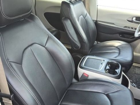 Used 2023 Chrysler Pacifica Touring-L FWD image 35