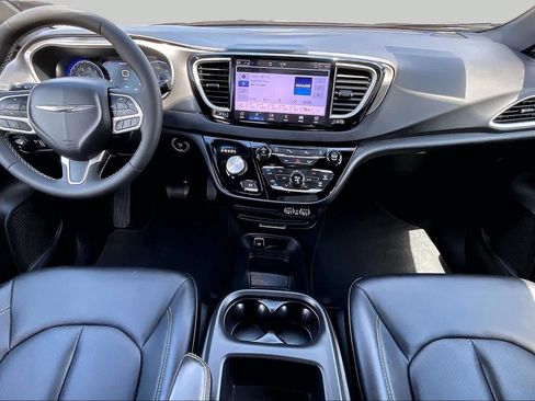 Used 2025 Chrysler Pacifica Select FWD image 14