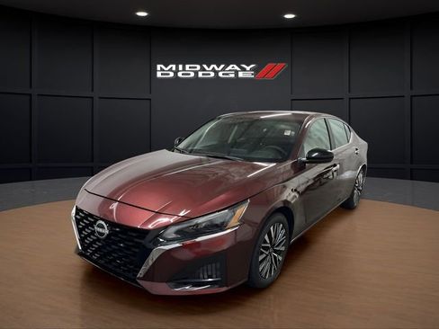 Used 2024 Nissan Altima 2.5 SV image 2