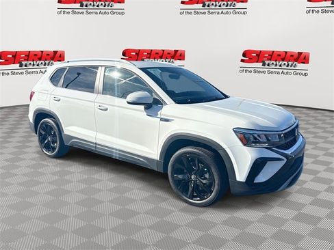 Used 2022 Volkswagen Taos SE image 1