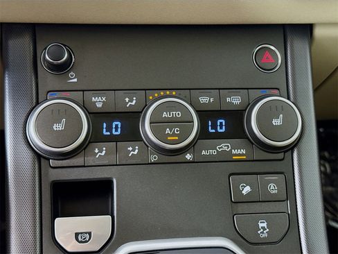 Used 2018 Land Rover Range Rover Evoque SE image 16