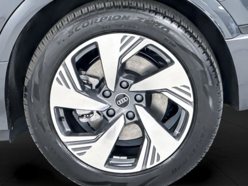 New 2025 Audi Q6 e-tron Prestige image 25