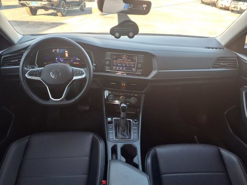 Used 2023 Volkswagen Jetta SE FWD image 3