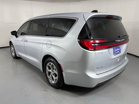 Used 2024 Chrysler Pacifica Limited image 6