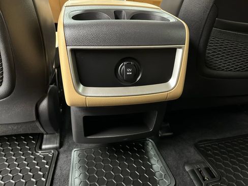 Used 2024 Kia Carnival LX FWD image 11