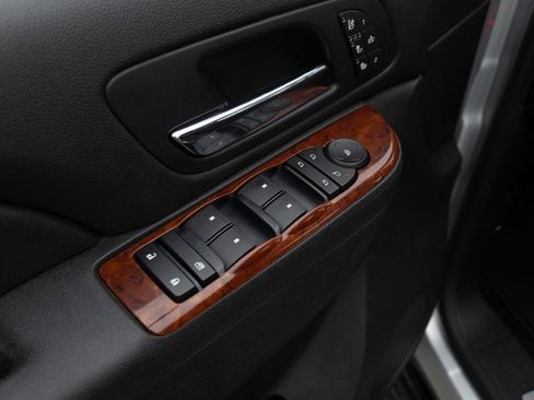 Used 2013 Chevrolet Avalanche LTZ image 19