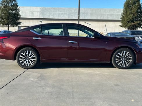 Used 2024 Nissan Altima 2.5 SV image 9
