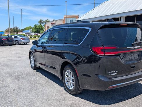 Used 2022 Chrysler Pacifica Touring-L w/ Uconnect Theater Family Group FWD image 7
