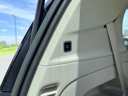 Used 2024 Chrysler Pacifica Touring-L FWD image 19