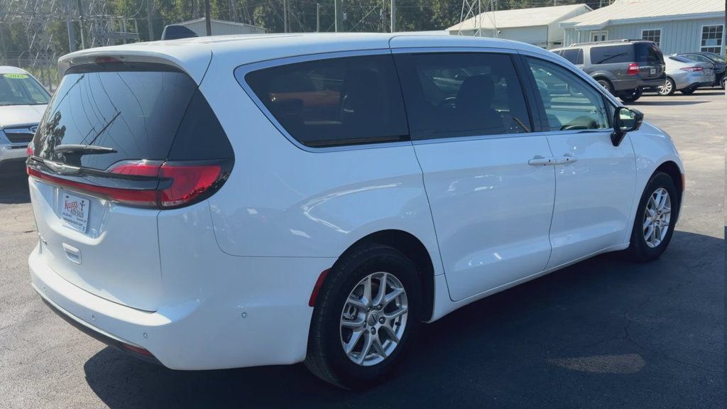 Used 2024 Chrysler Pacifica Touring-L FWD image 8