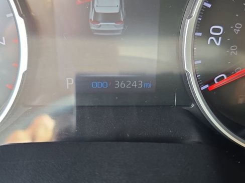 Used 2020 Toyota RAV4 XLE w/ Convenience Package FWD image 29