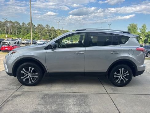 Used 2018 Toyota RAV4 LE FWD image 4