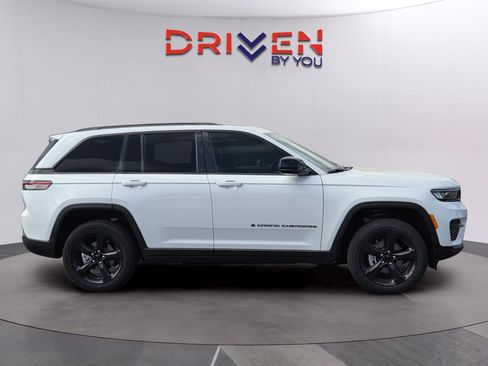 New 2025 Jeep Grand Cherokee Altitude image 12