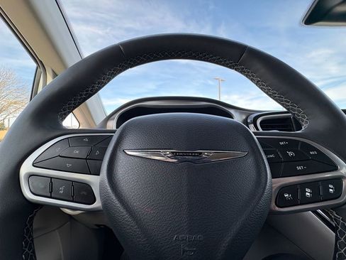 Used 2024 Chrysler Pacifica Touring-L image 25