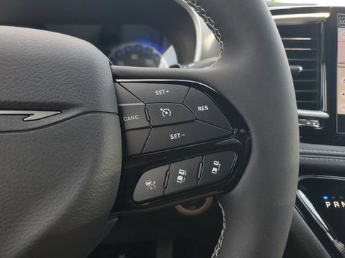 New 2027 Chrysler Pacifica Limited FWD image 24